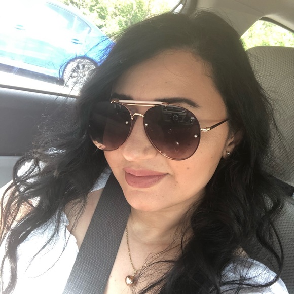 Meet your Posher, Mira - Picture 1 of 1